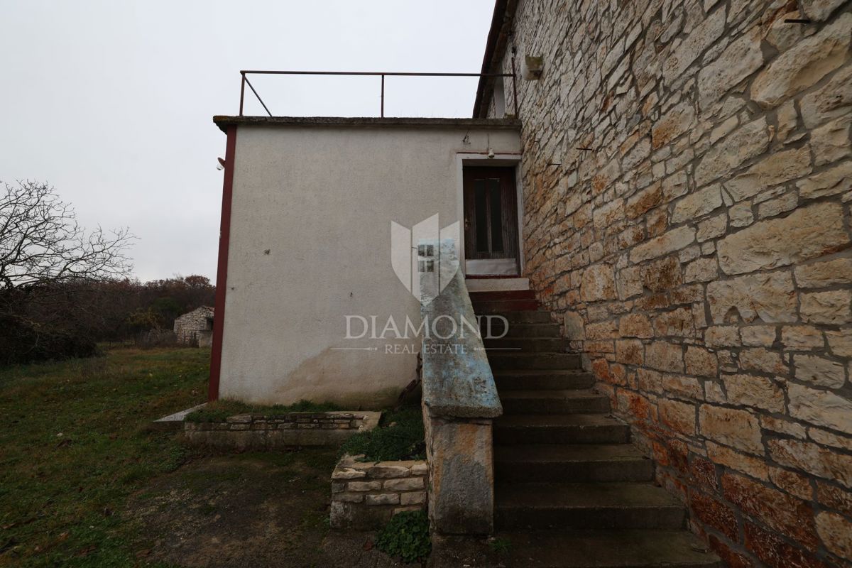 Bale, okolica, kamnita hiša za adaptacijo z velikim dvoriščem