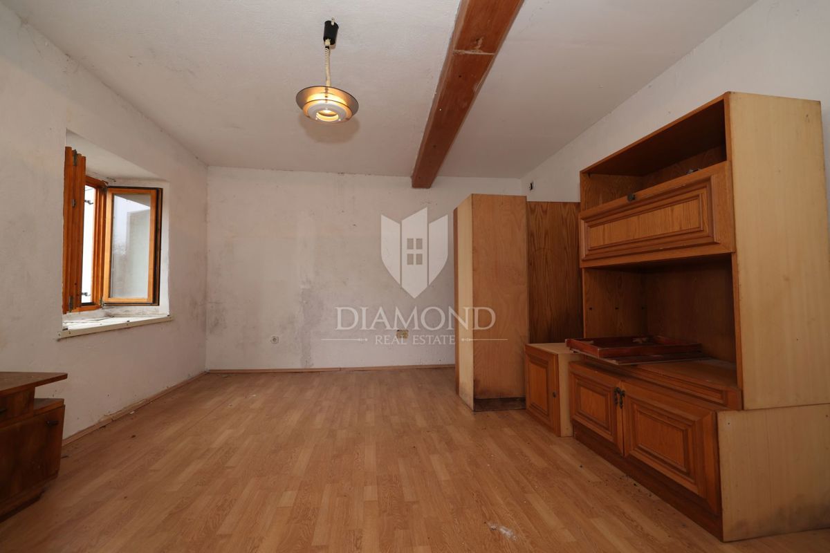 Bale, okolica, kamnita hiša za adaptacijo z velikim dvoriščem