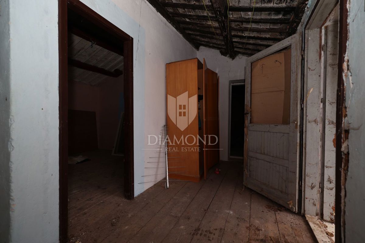 Bale, okolica, kamnita hiša za adaptacijo z velikim dvoriščem