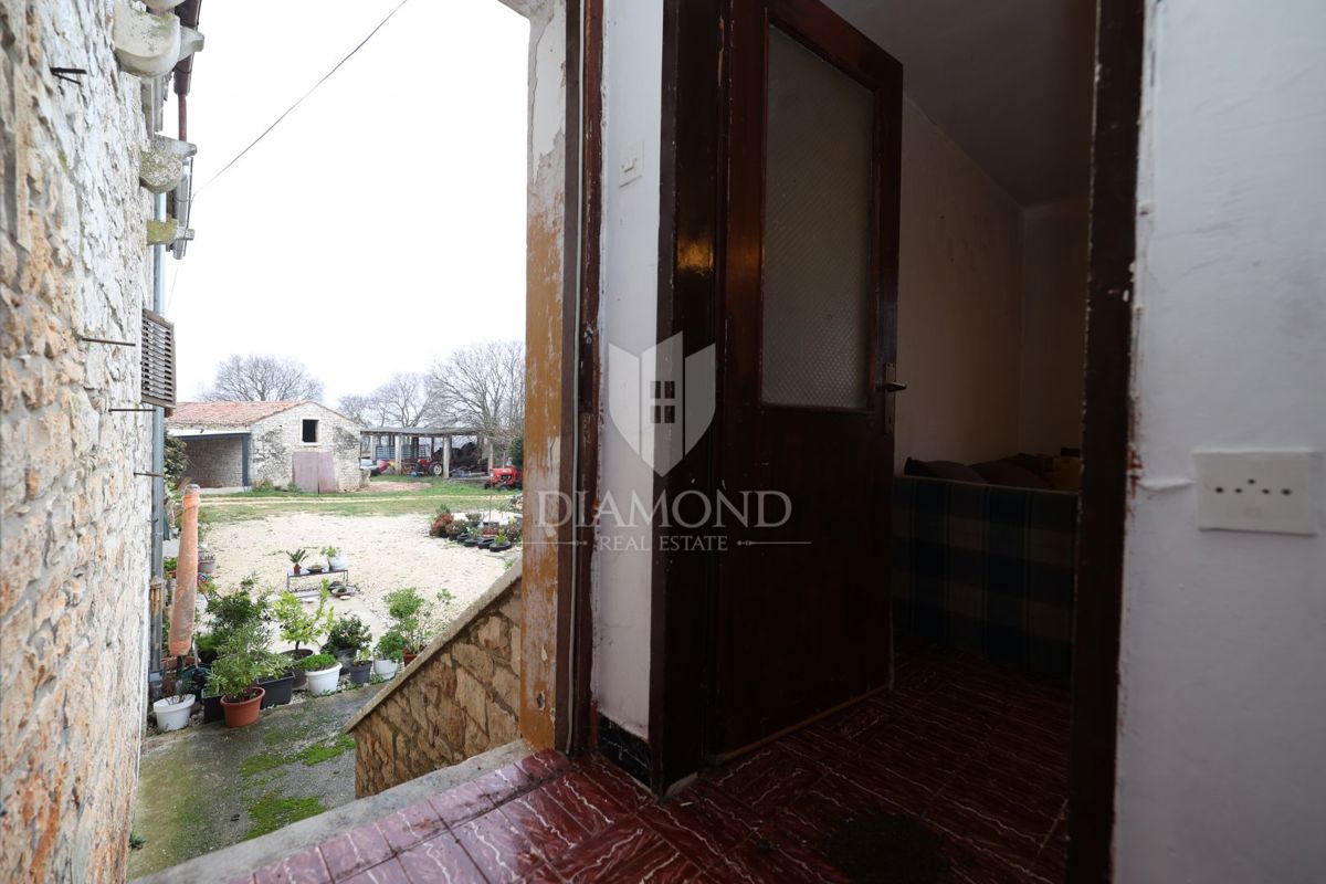 Bale, okolica, kamnita hiša za adaptacijo z velikim dvoriščem