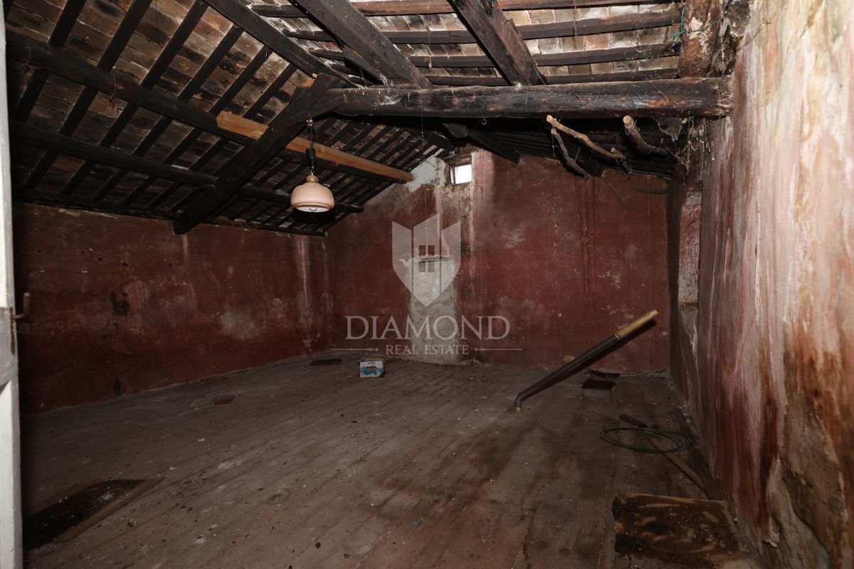 Bale, okolica, kamnita hiša za adaptacijo z velikim dvoriščem