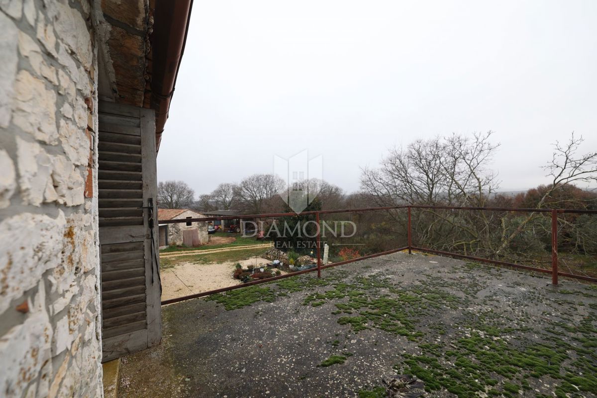 Bale, okolica, kamnita hiša za adaptacijo z velikim dvoriščem