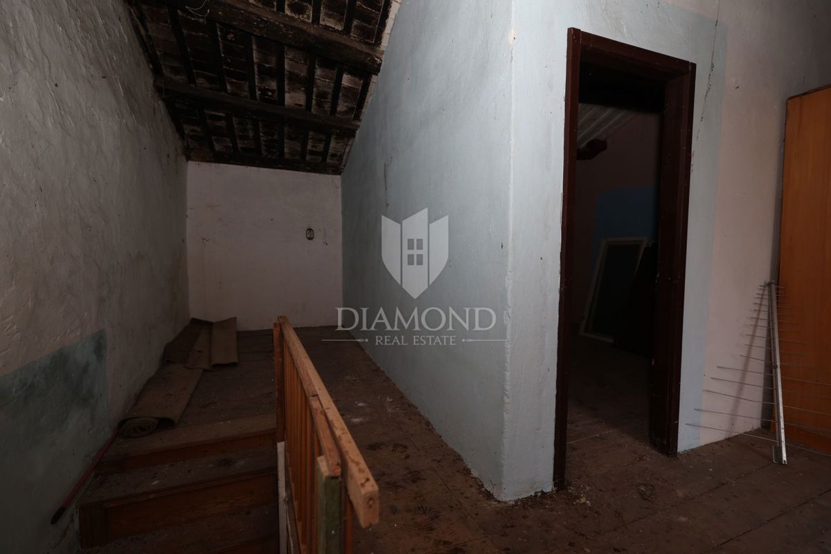 Bale, okolica, kamnita hiša za adaptacijo z velikim dvoriščem