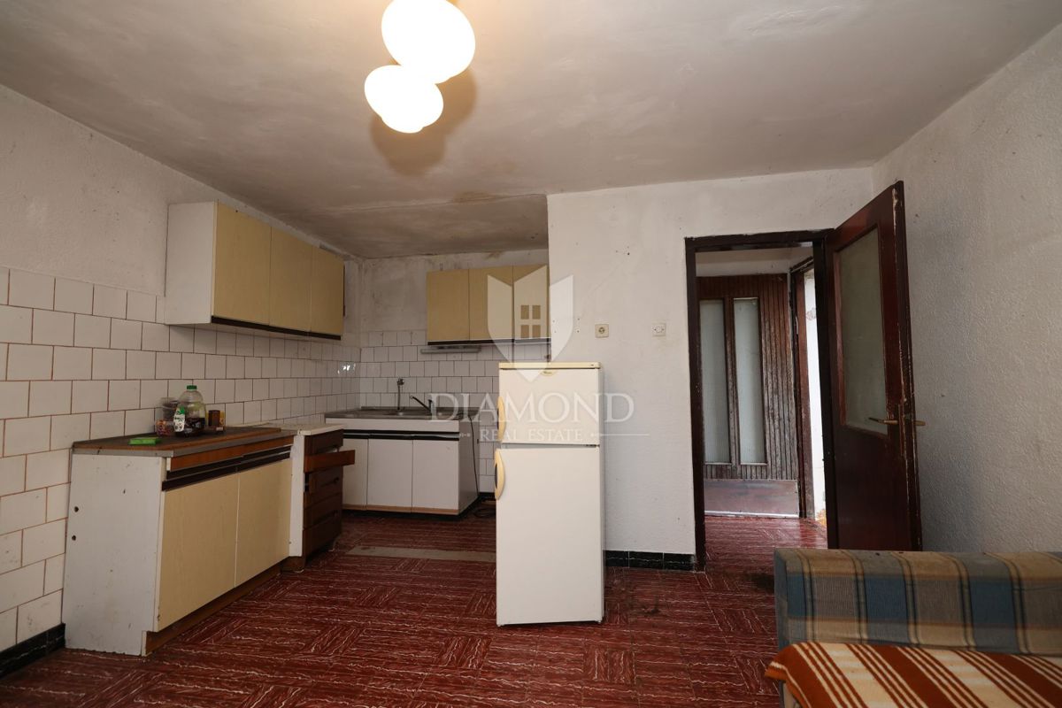 Bale, okolica, kamnita hiša za adaptacijo z velikim dvoriščem