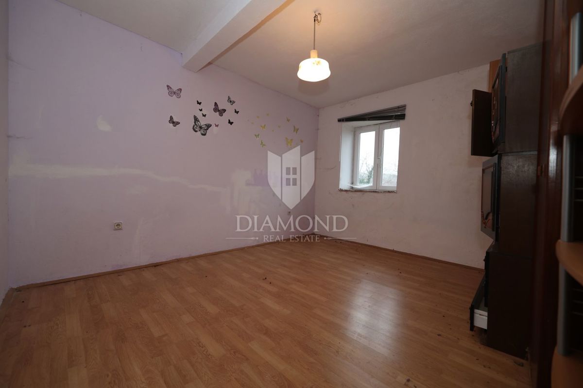 Bale, okolica, kamnita hiša za adaptacijo z velikim dvoriščem