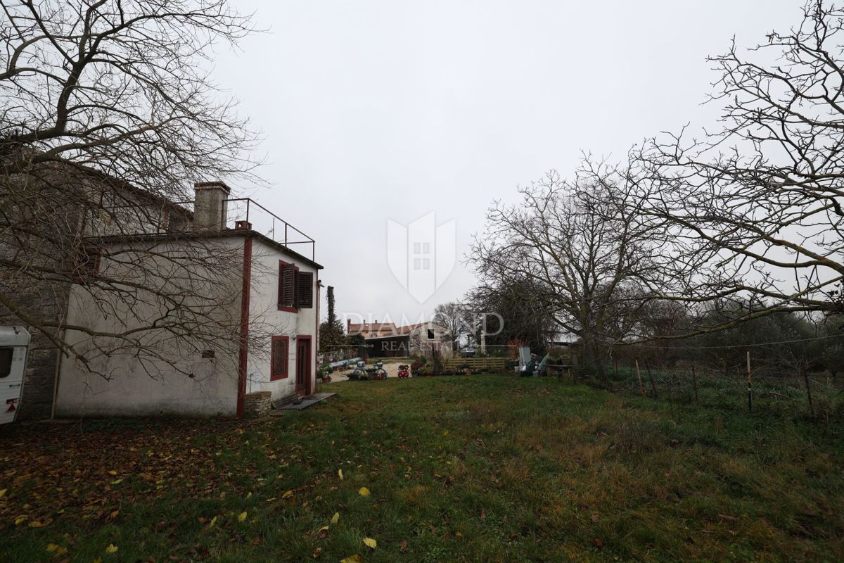 Bale, okolica, kamnita hiša za adaptacijo z velikim dvoriščem