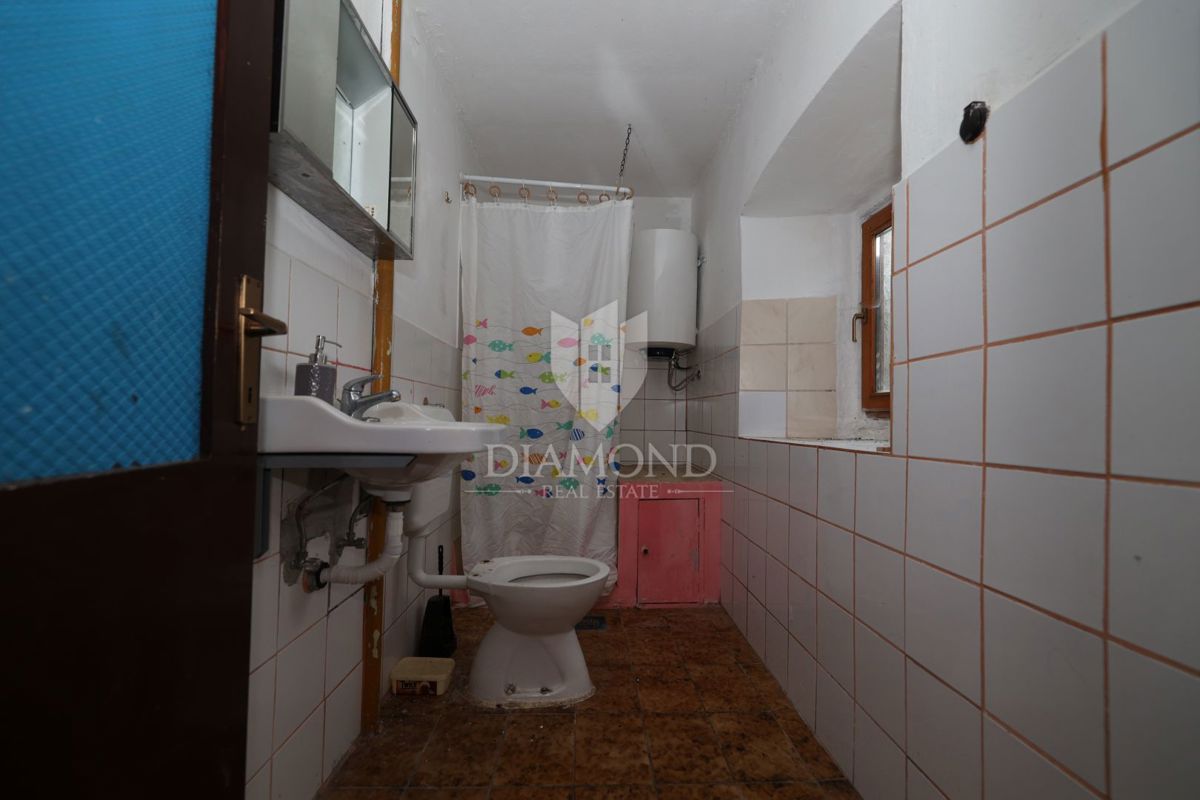 Bale, okolica, kamnita hiša za adaptacijo z velikim dvoriščem