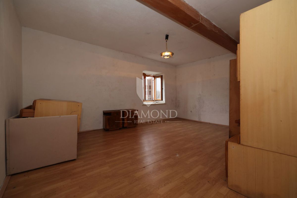 Bale, okolica, kamnita hiša za adaptacijo z velikim dvoriščem