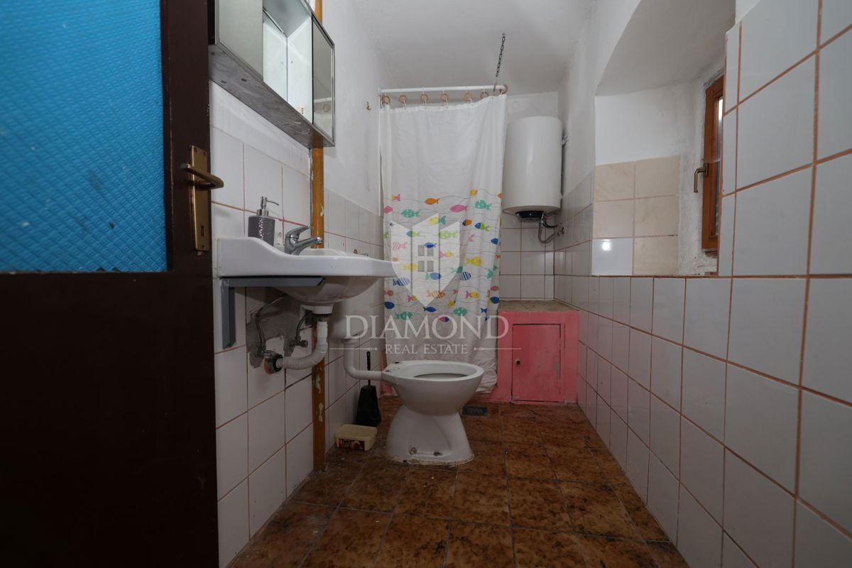 Bale, okolica, kamnita hiša za adaptacijo z velikim dvoriščem