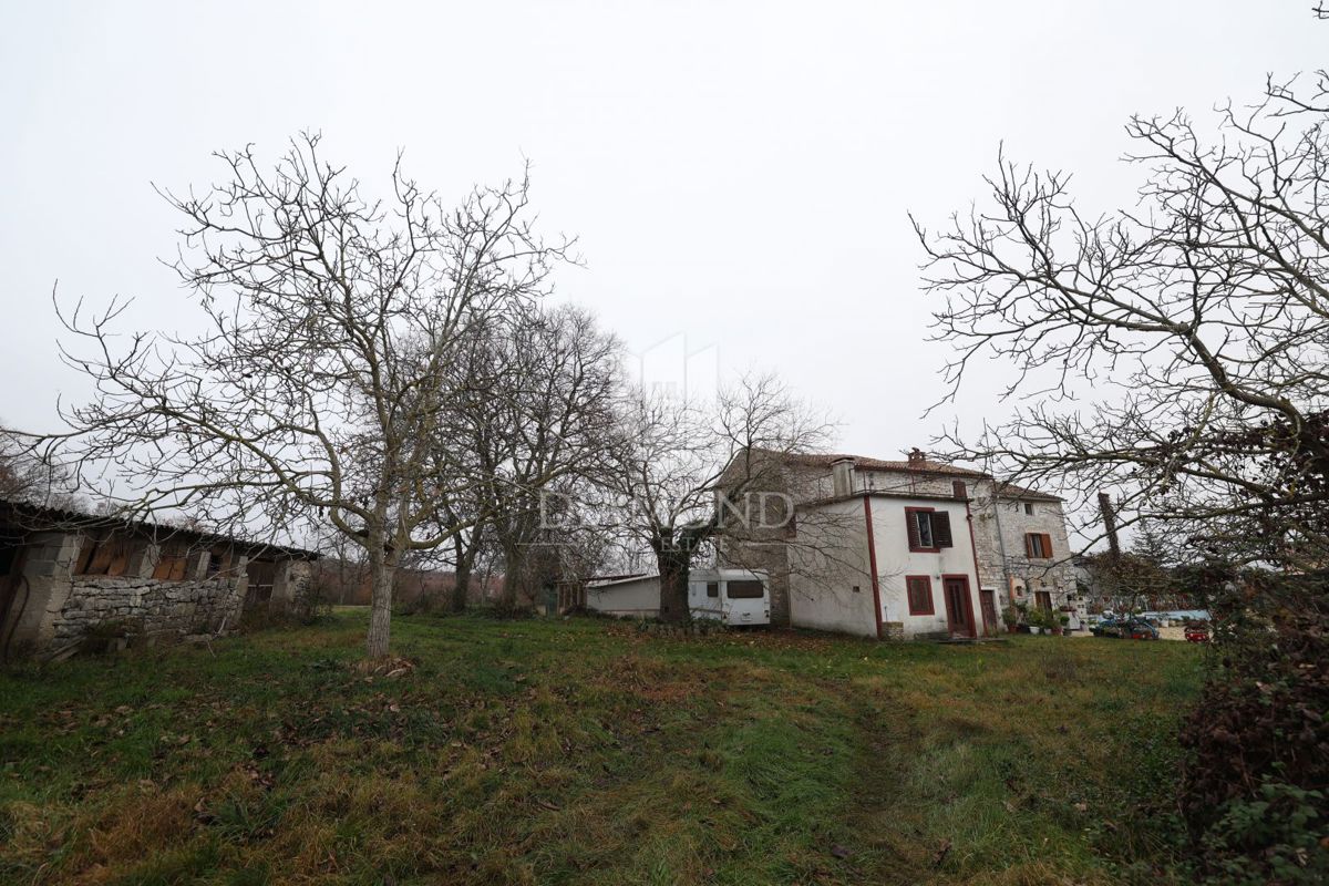 Bale, okolica, kamnita hiša za adaptacijo z velikim dvoriščem