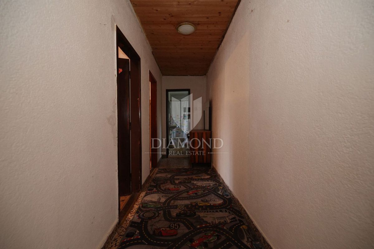 Bale, okolica, kamnita hiša za adaptacijo z velikim dvoriščem