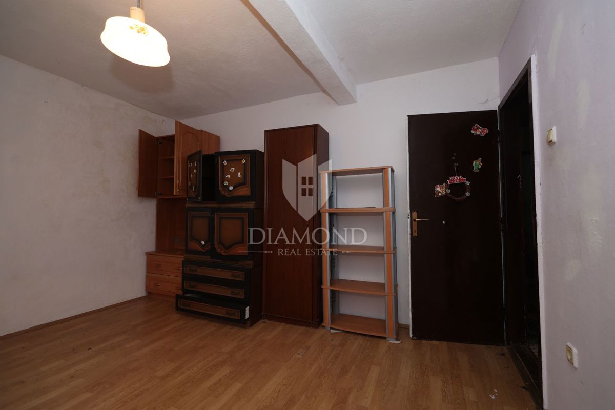 Bale, okolica, kamnita hiša za adaptacijo z velikim dvoriščem