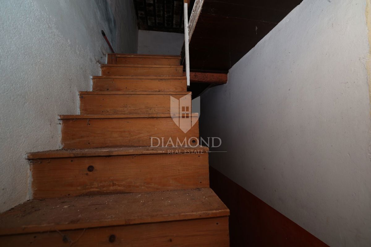 Bale, okolica, kamnita hiša za adaptacijo z velikim dvoriščem