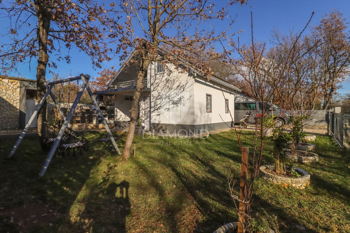 Okolica Fažane: mali raj, dvorišče, 3 sobe in žar