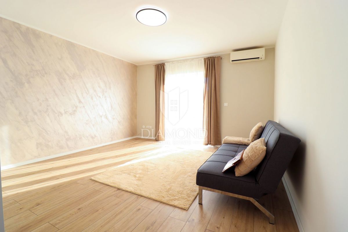 Rovinj, dvosobno stanovanje z balkonom 100 m od morja