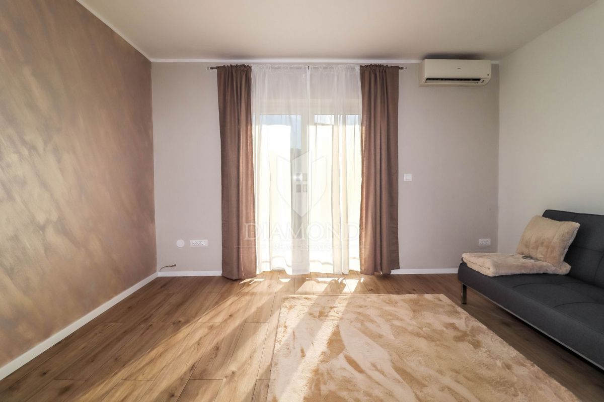 Rovinj, dvosobno stanovanje z balkonom 100 m od morja