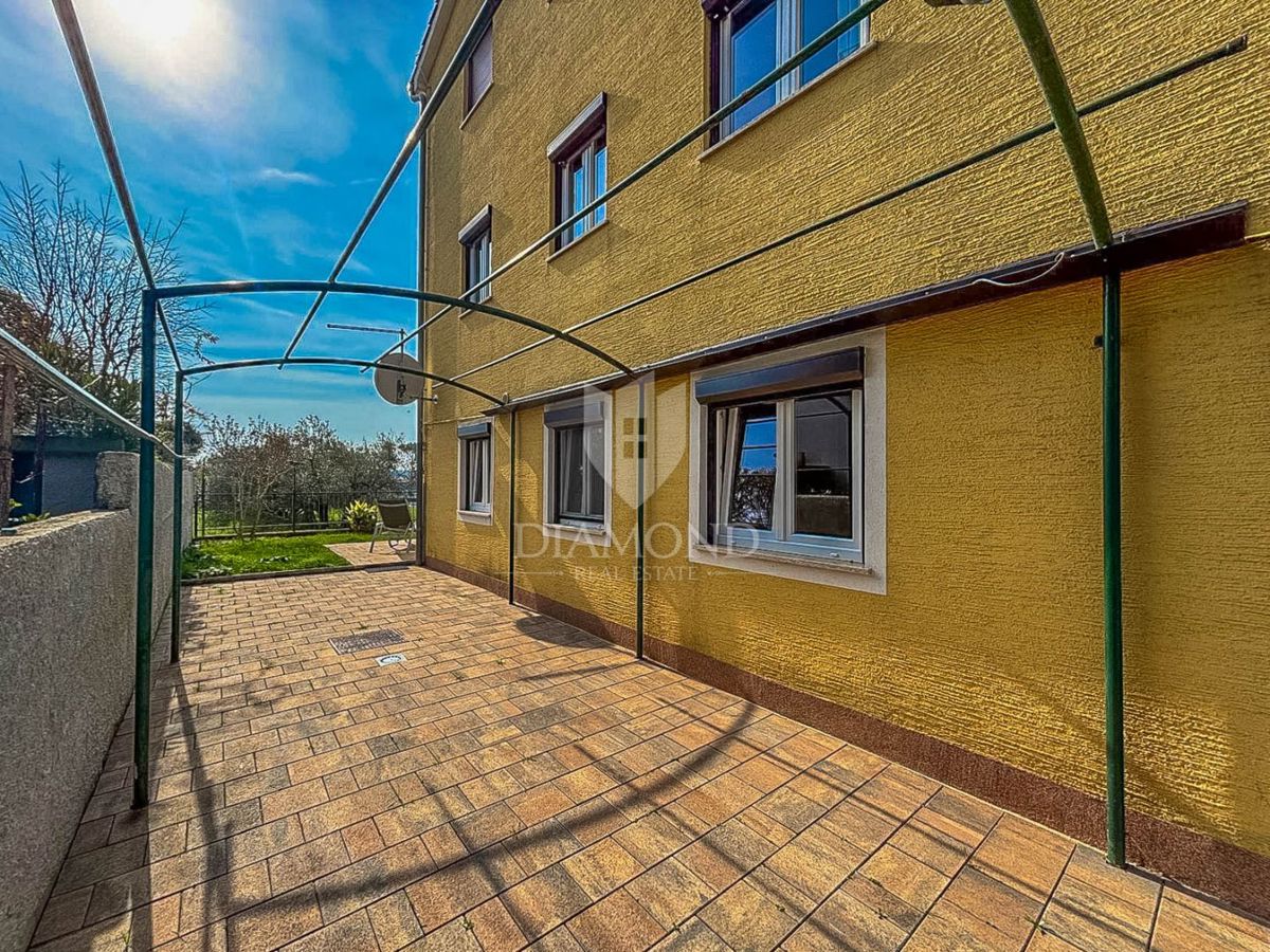 Novigrad, stanovanje v pritličju z vrtom 200m od promenade!