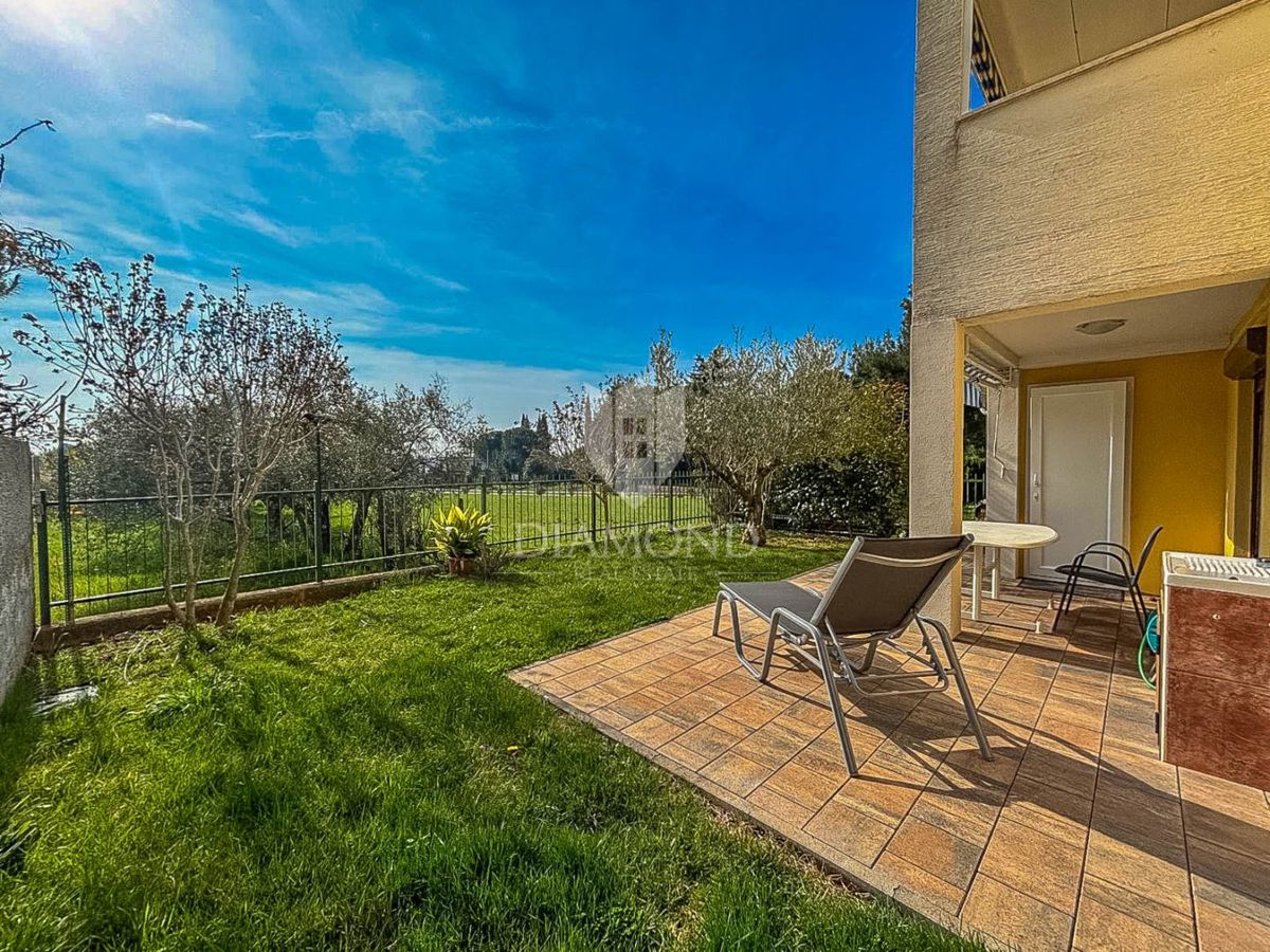 Novigrad, stanovanje v pritličju z vrtom 200m od promenade!