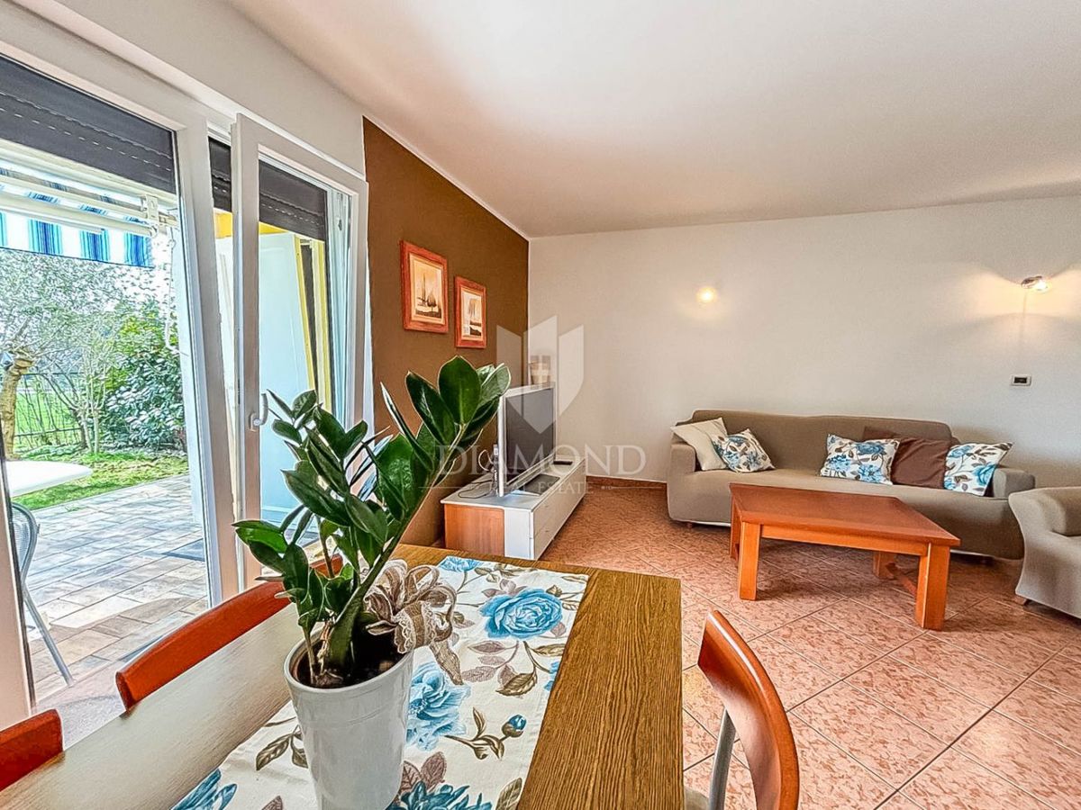 Novigrad, stanovanje v pritličju z vrtom 200m od promenade!