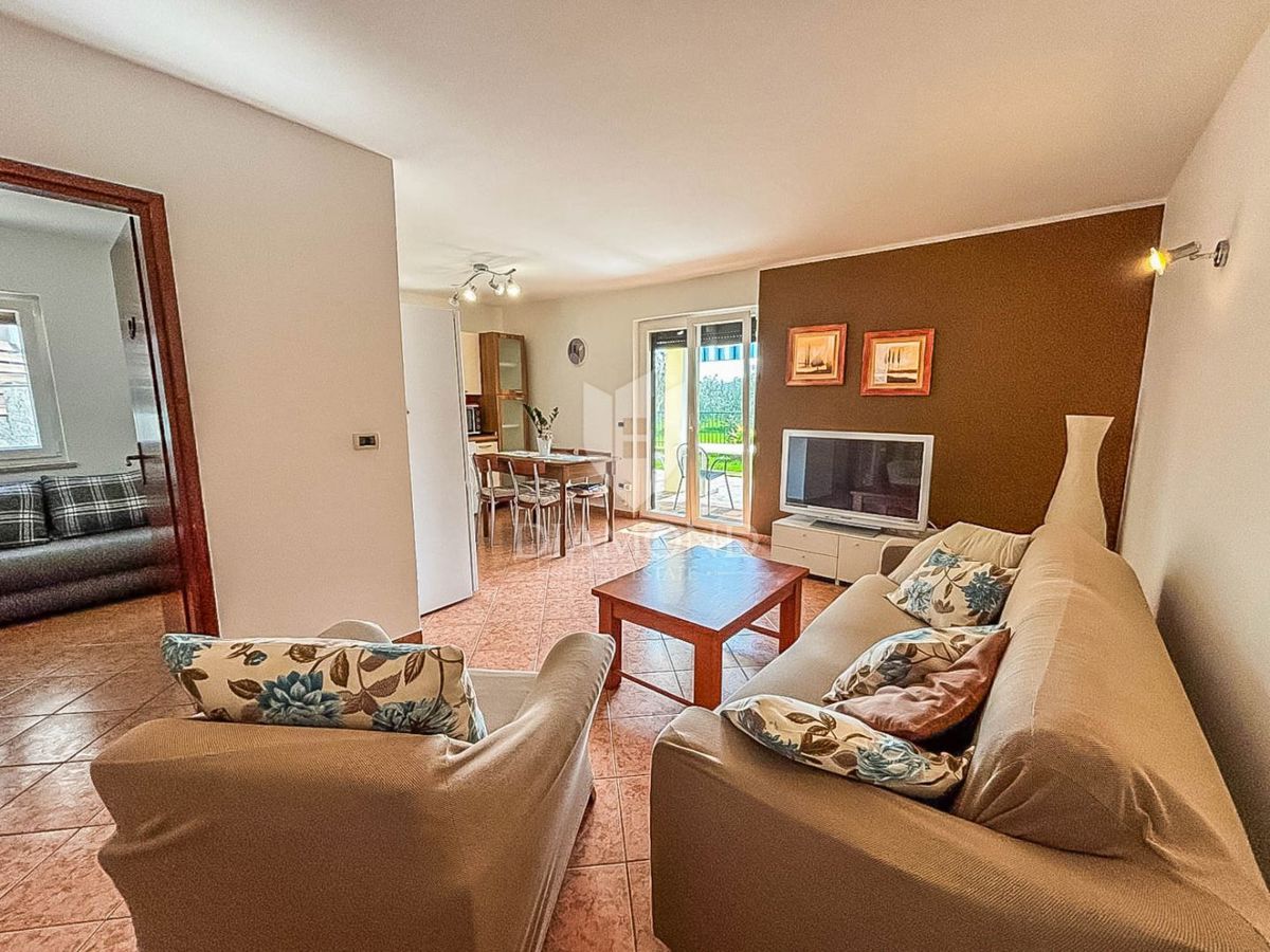 Novigrad, stanovanje v pritličju z vrtom 200m od promenade!