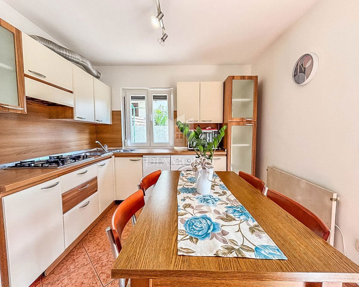 Novigrad, stanovanje v pritličju z vrtom 200m od promenade!