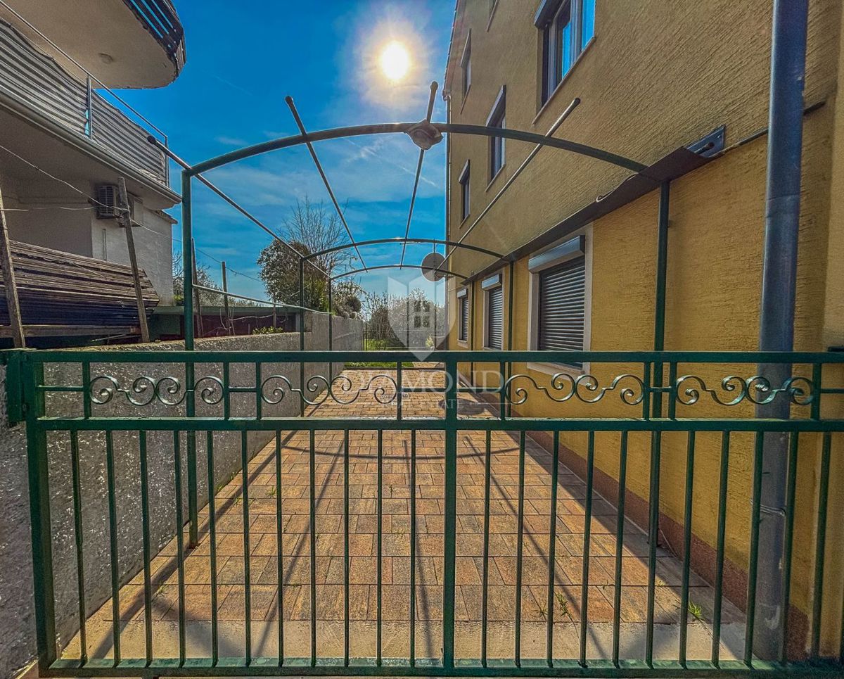 Novigrad, stanovanje v pritličju z vrtom 200m od promenade!