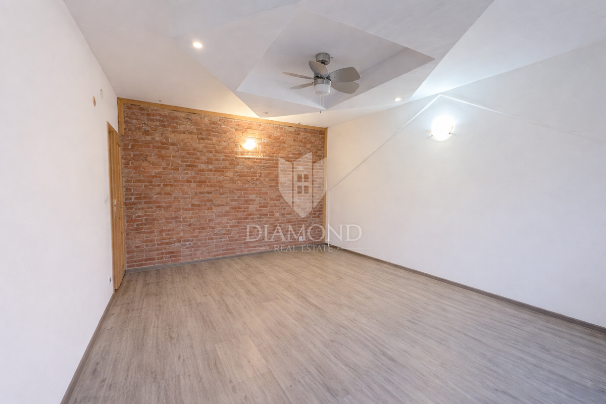 Zagreb, Sesvete! Trisobno stanovanje z velikim dvoriščem!