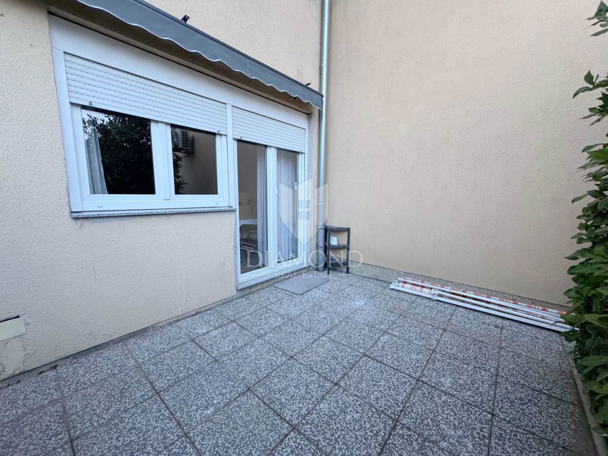 Zagreb, Sesvete! Trisobno stanovanje z velikim dvoriščem!