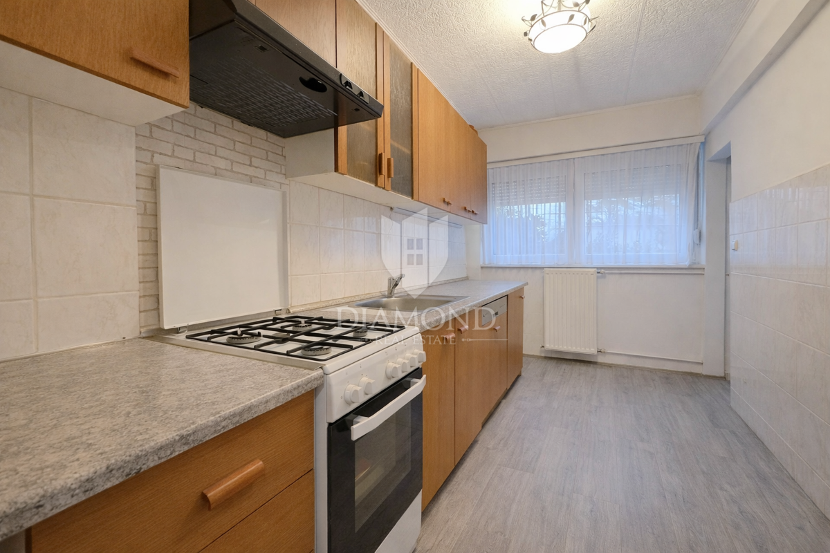 Zagreb, Sesvete! Trisobno stanovanje z velikim dvoriščem!