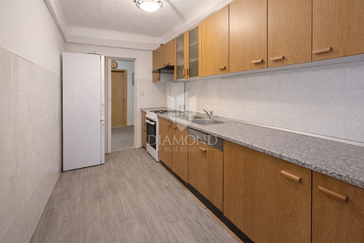 Zagreb, Sesvete! Trisobno stanovanje z velikim dvoriščem!