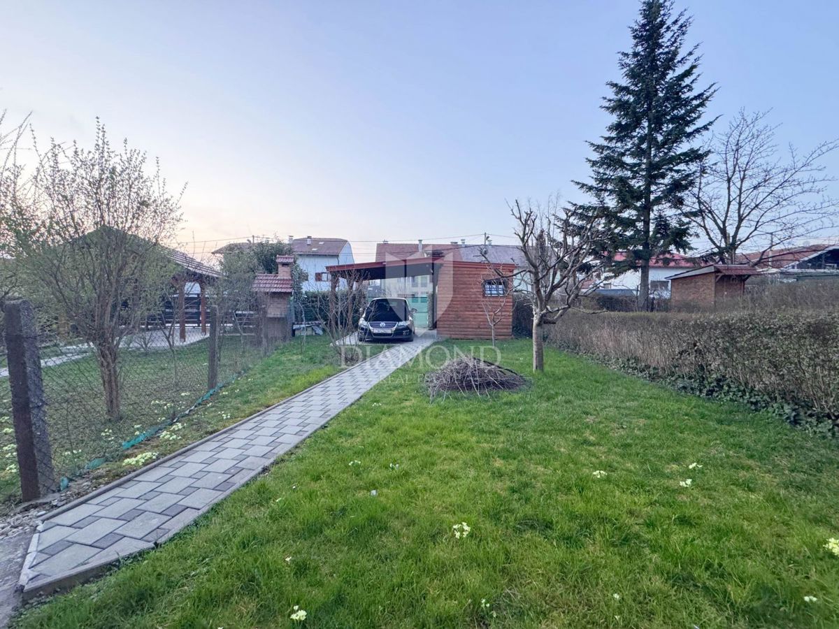 Zagreb, Sesvete! Trisobno stanovanje z velikim dvoriščem!