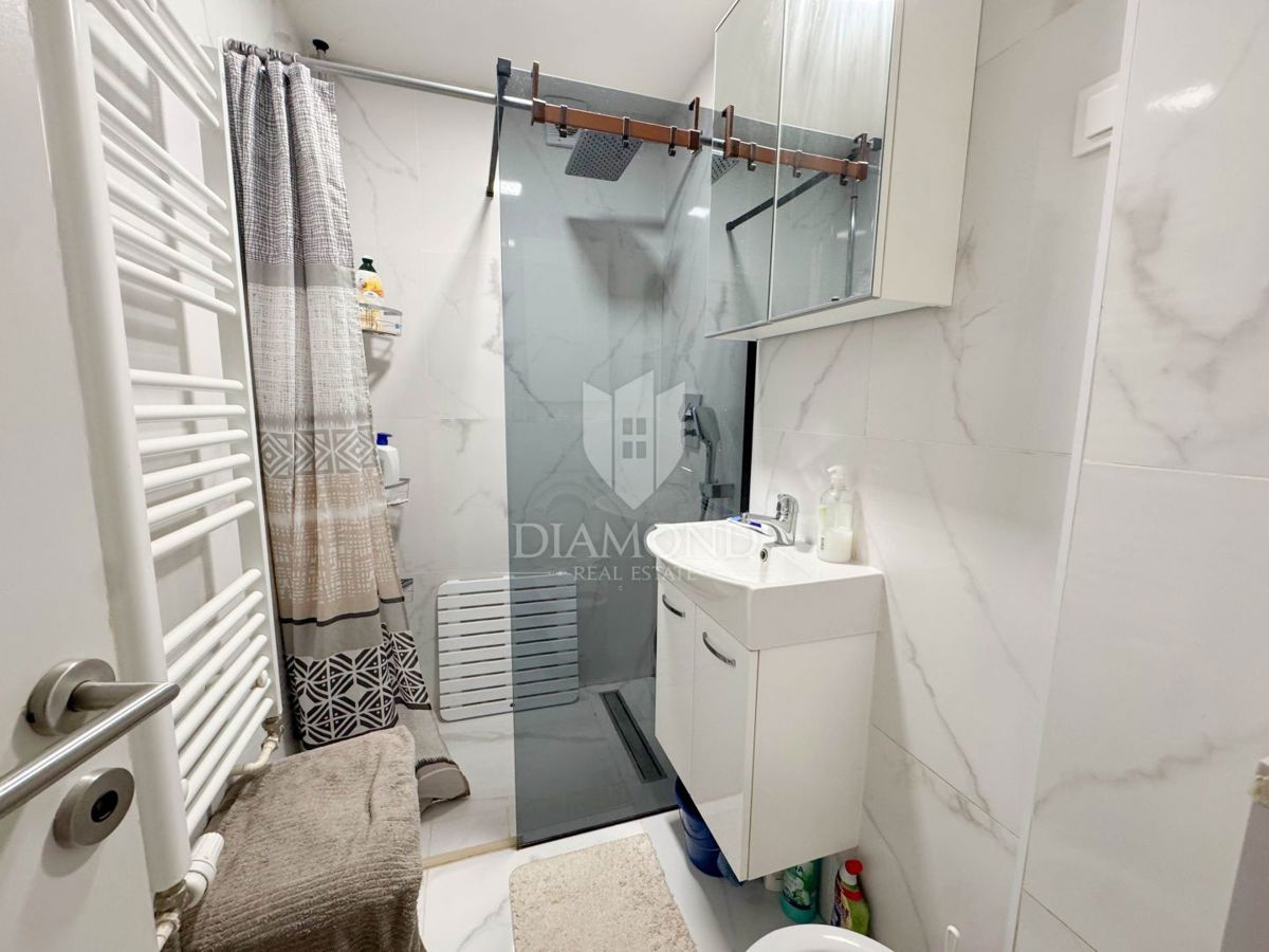 Zagreb, Sesvete! Trisobno stanovanje z velikim dvoriščem!