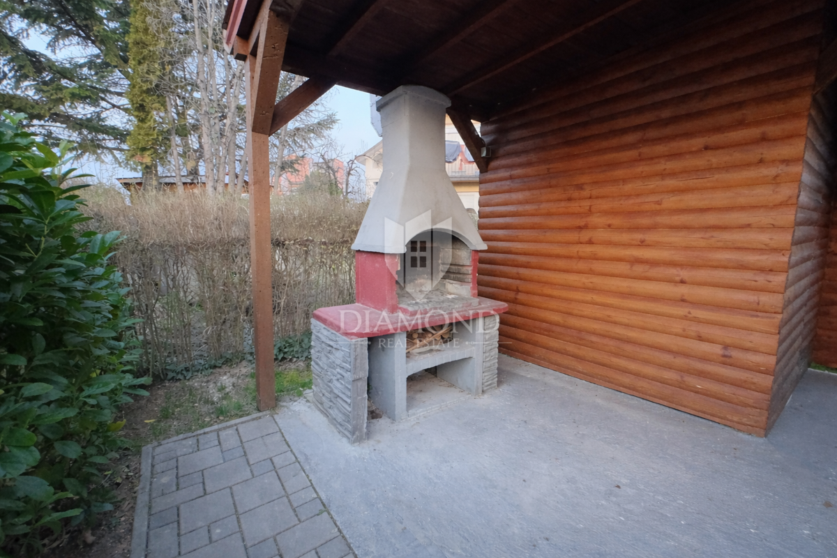 Zagreb, Sesvete! Trisobno stanovanje z velikim dvoriščem!