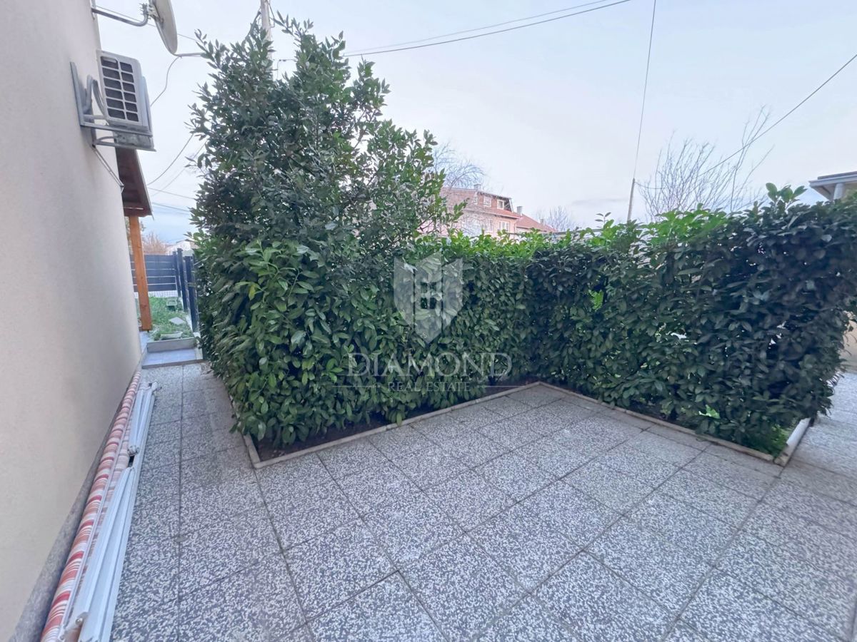 Zagreb, Sesvete! Trisobno stanovanje z velikim dvoriščem!