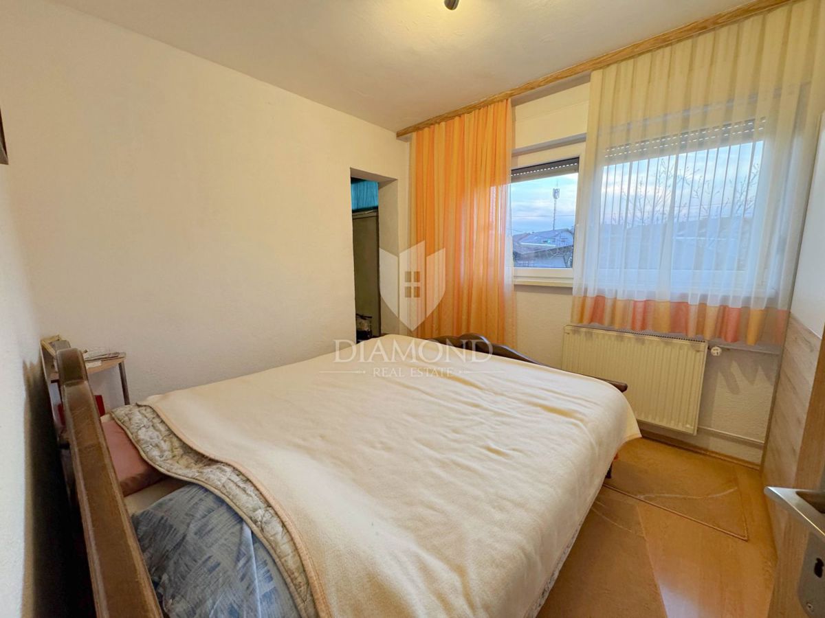 Zagreb, Sesvete! Trisobno stanovanje z velikim dvoriščem!