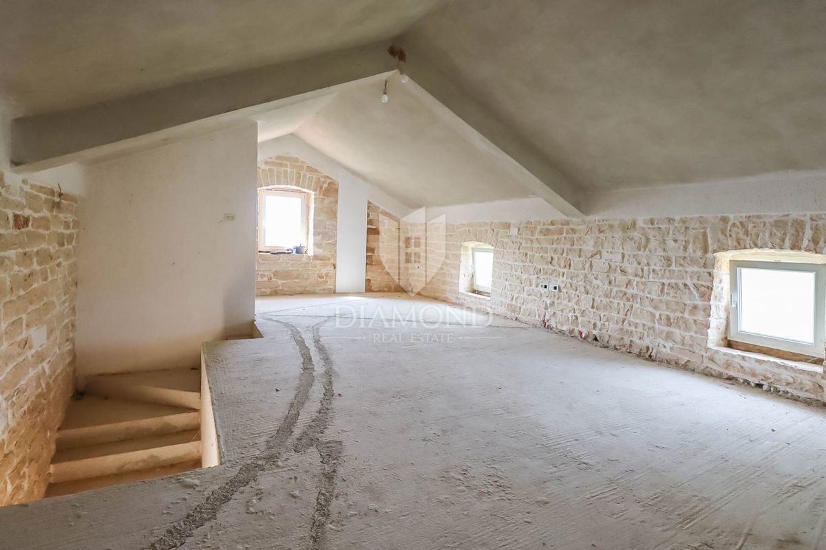 Čudovita kamnita hiša v mestecu blizu Rovinja