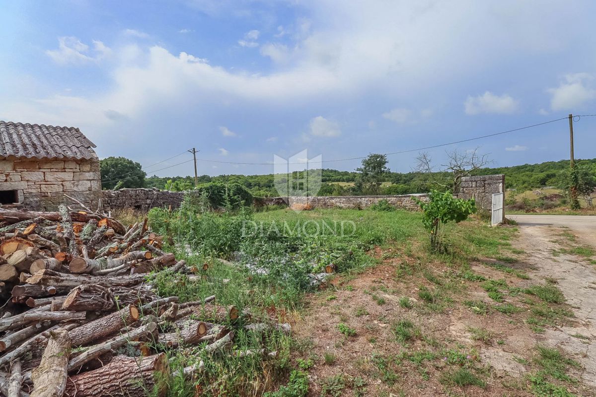 Čudovita kamnita hiša v mestecu blizu Rovinja