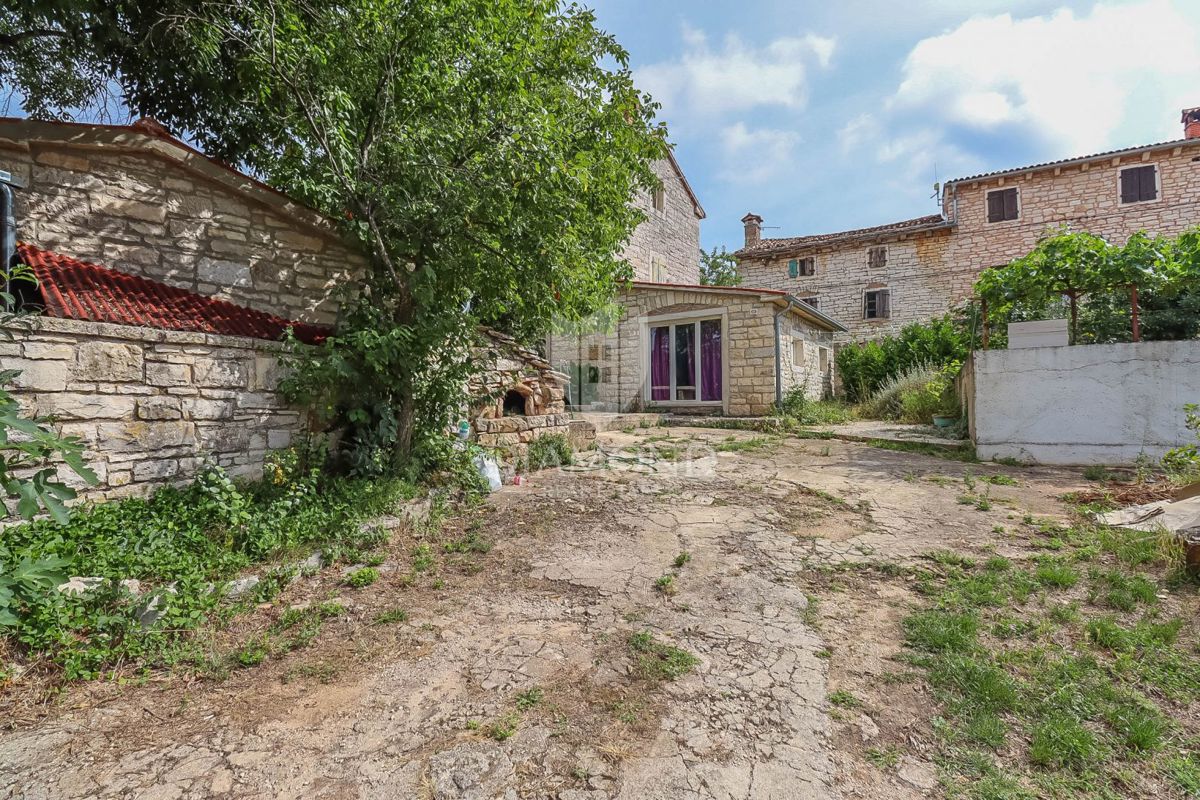 Čudovita kamnita hiša v mestecu blizu Rovinja