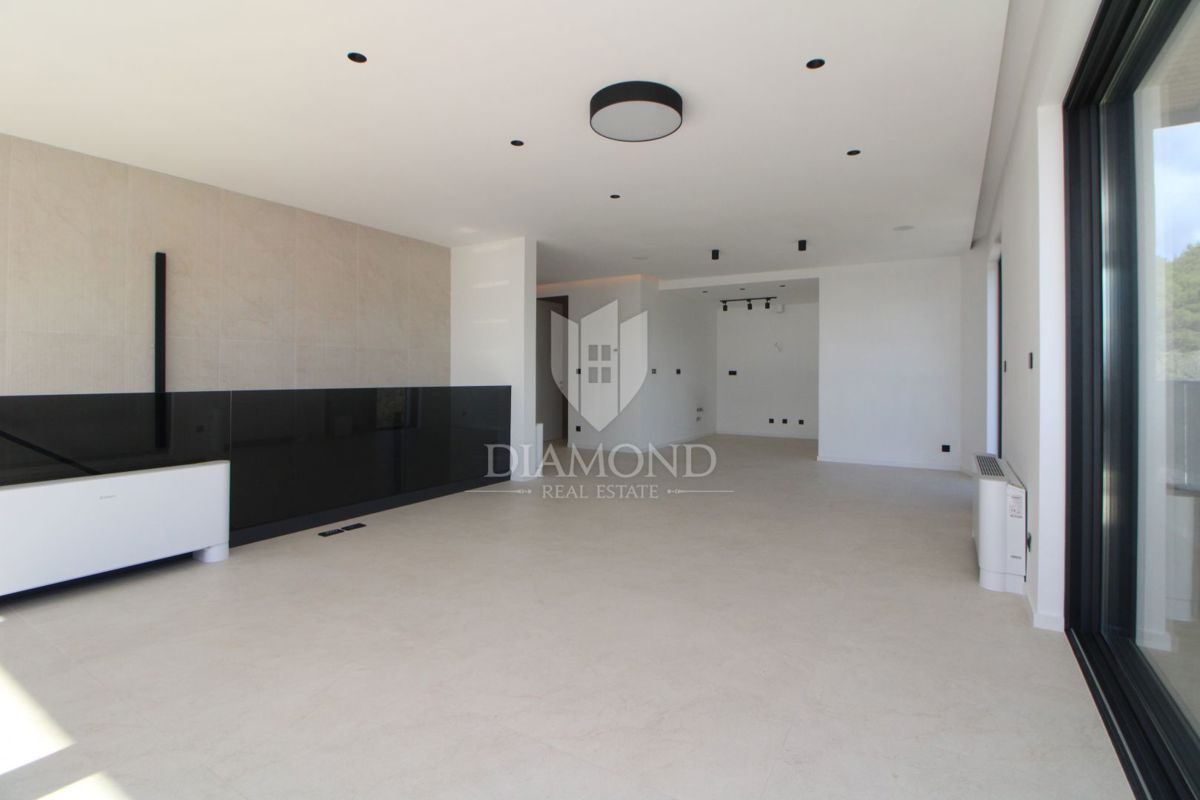 OTOK KRK, DVONADSTROPNO APARTMA