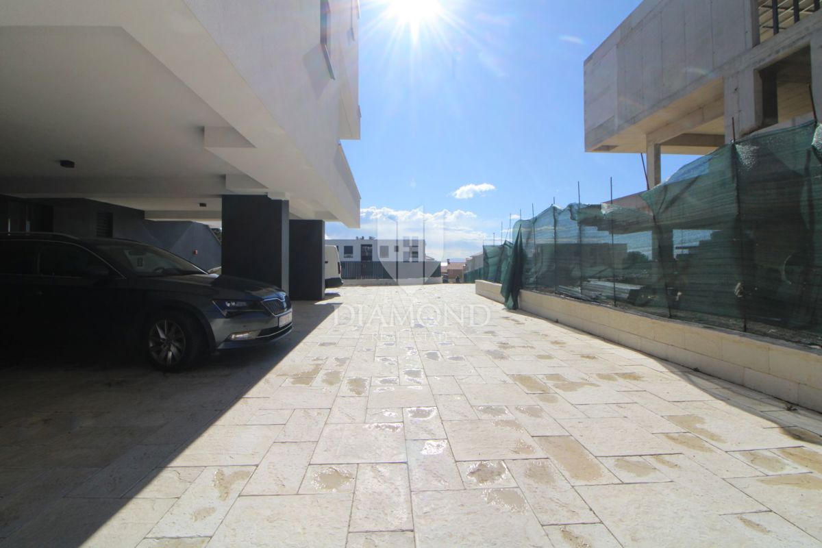 OTOK KRK, DVONADSTROPNO APARTMA