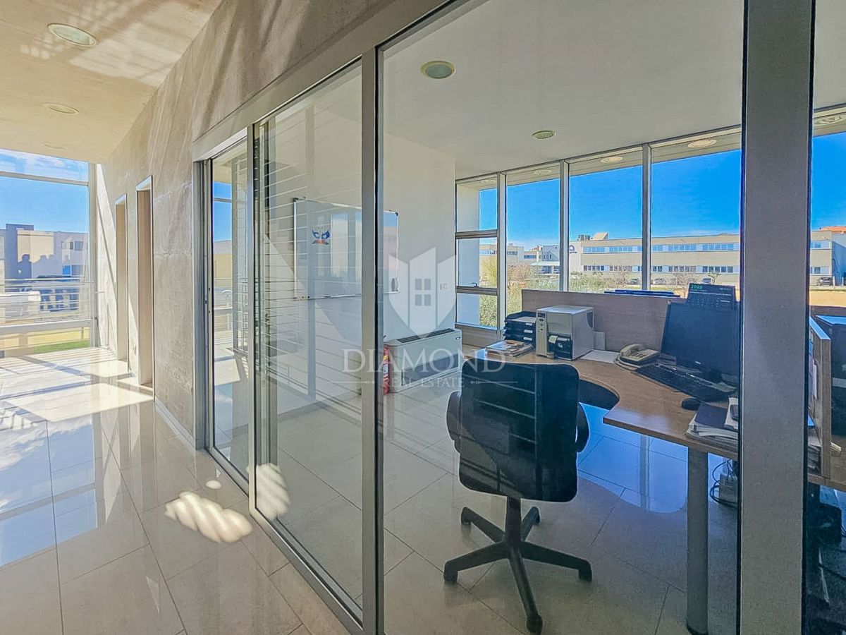 Novigrad, poslovna dvorana za investicijo!