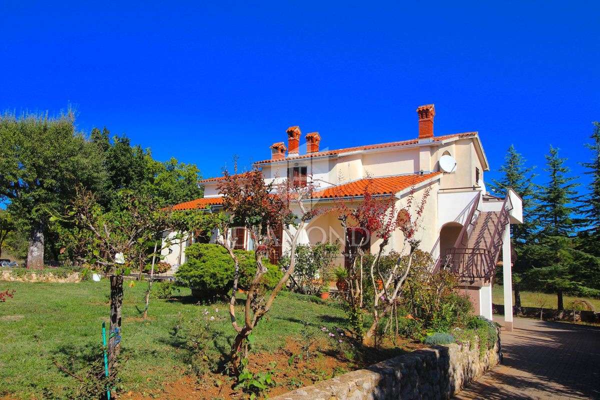 Labin, družinska hiša v bližini centra mesta, z dvema apartmajema