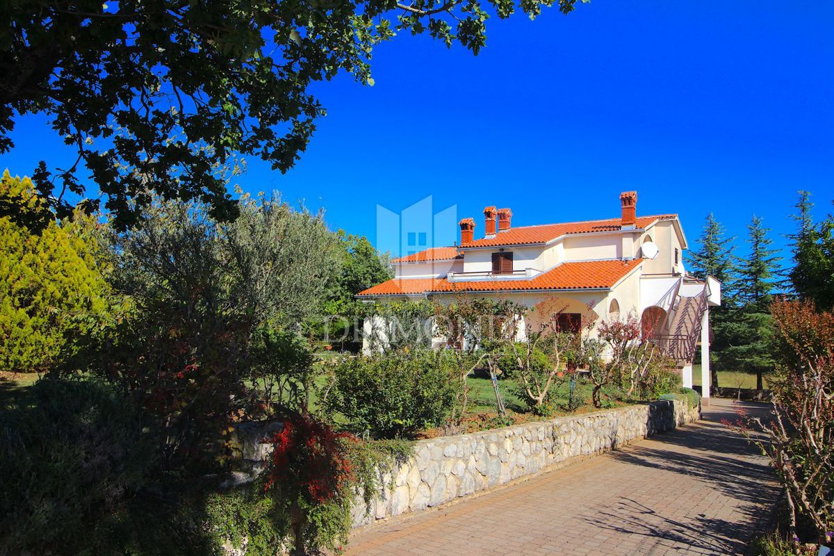 Labin, družinska hiša v bližini centra mesta, z dvema apartmajema
