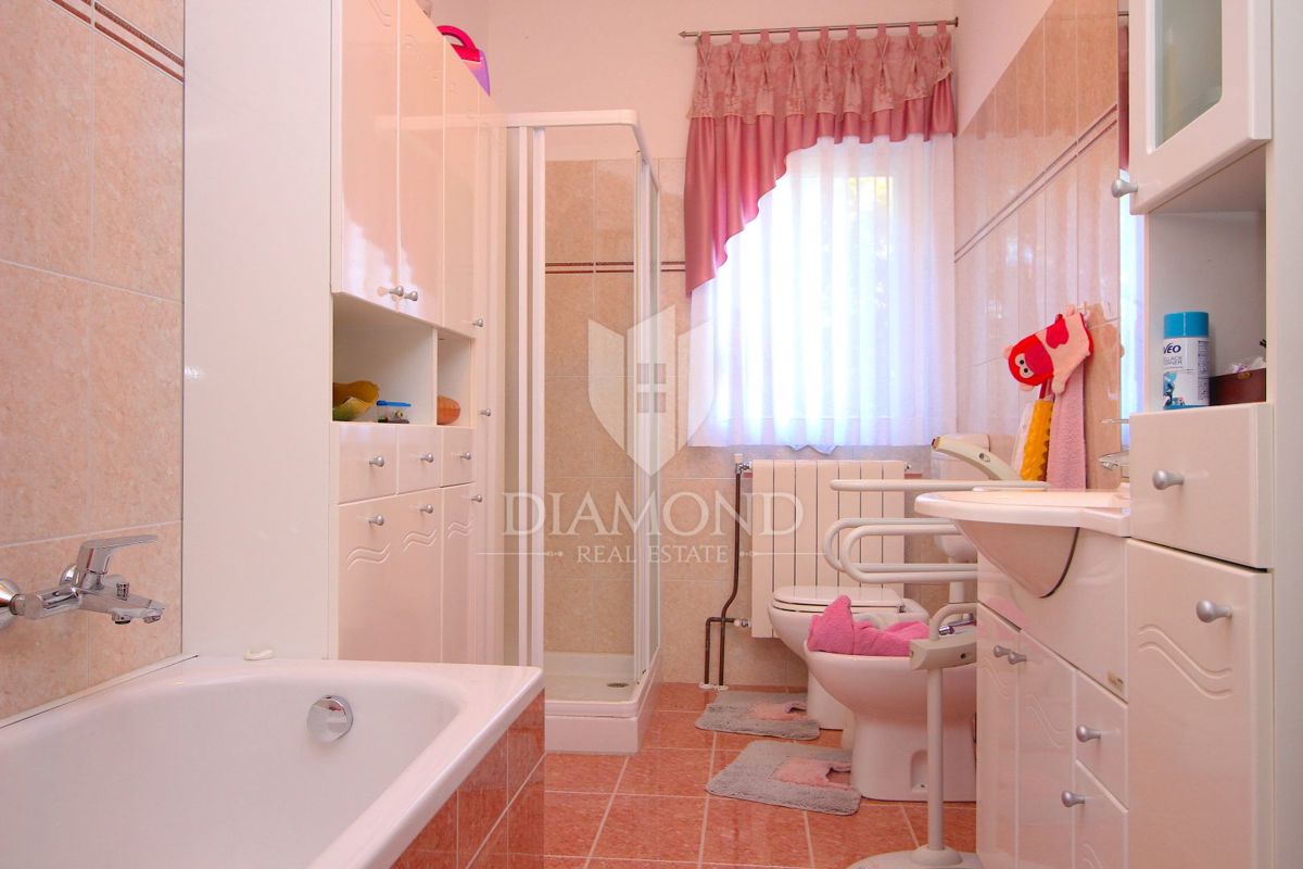 Labin, družinska hiša v bližini centra mesta, z dvema apartmajema