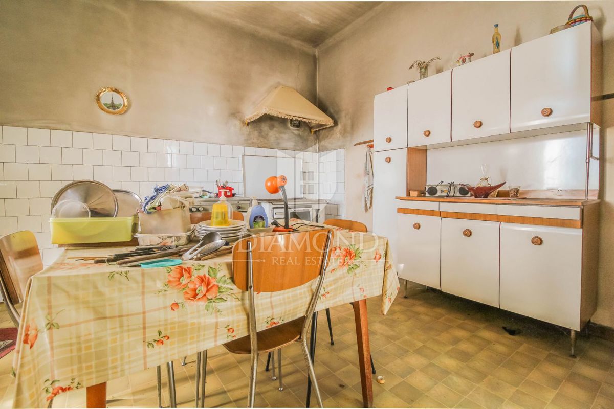 Avtohtona istrska hiša s potencialom in pogledom na Grožnjan