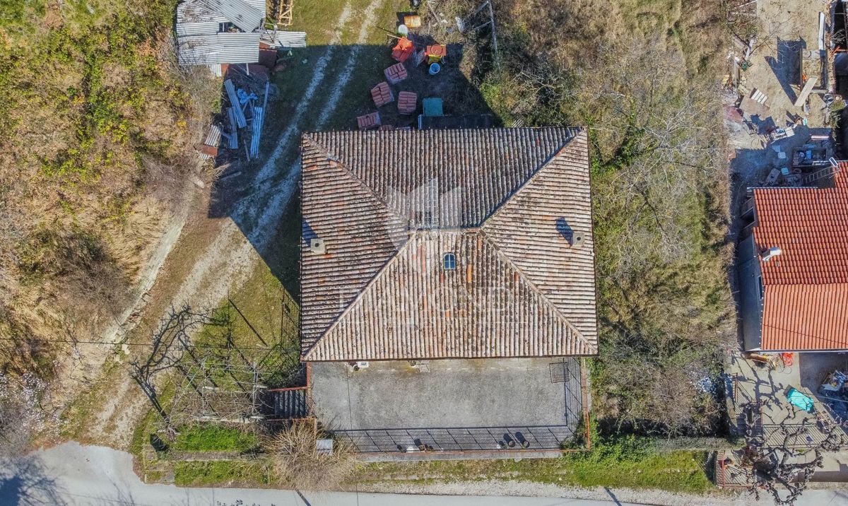 Avtohtona istrska hiša s potencialom in pogledom na Grožnjan