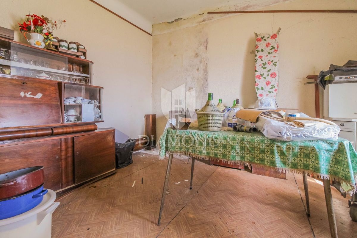 Avtohtona istrska hiša s potencialom in pogledom na Grožnjan