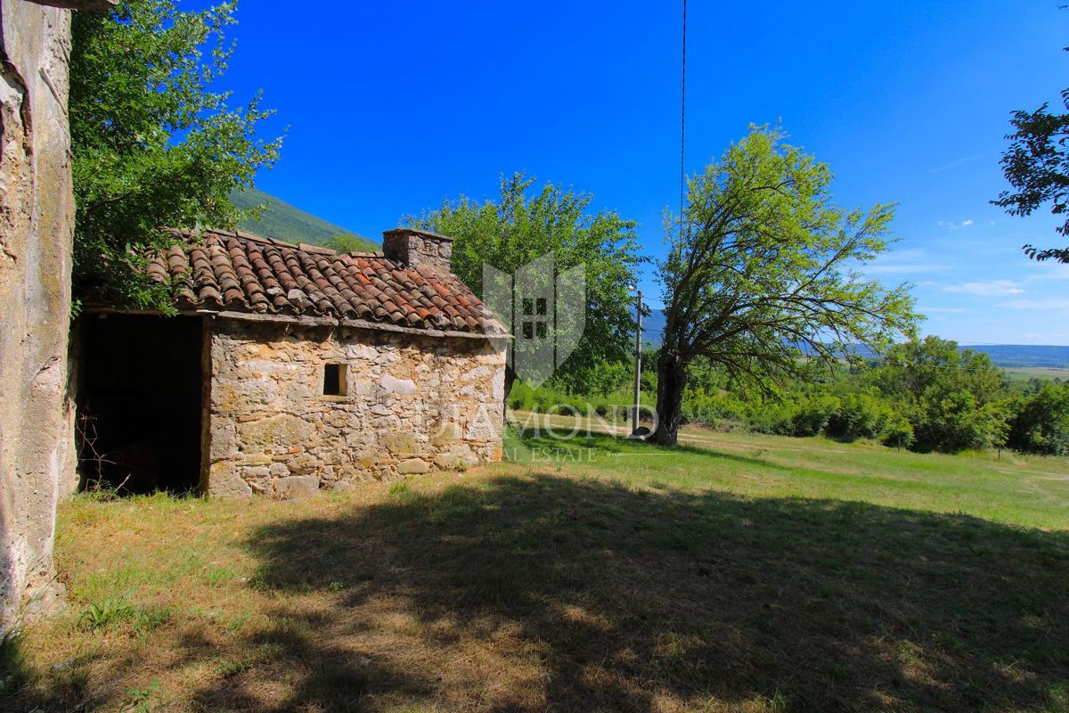 Labin, okolica, lepa posest s tremi objekti za obnovo