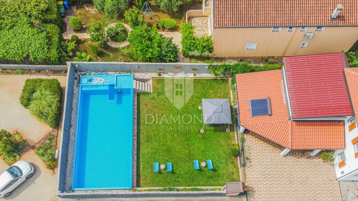 Umag, hiša s čudovitim vrtom in bazenom!