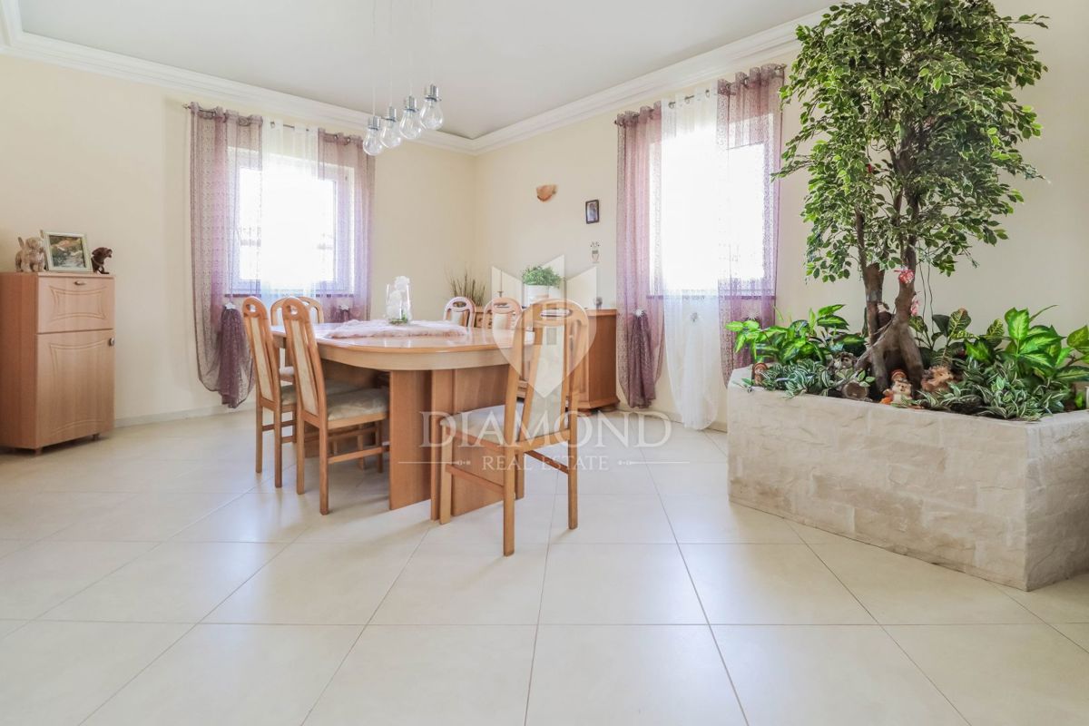 Umag, hiša s čudovitim vrtom in bazenom!